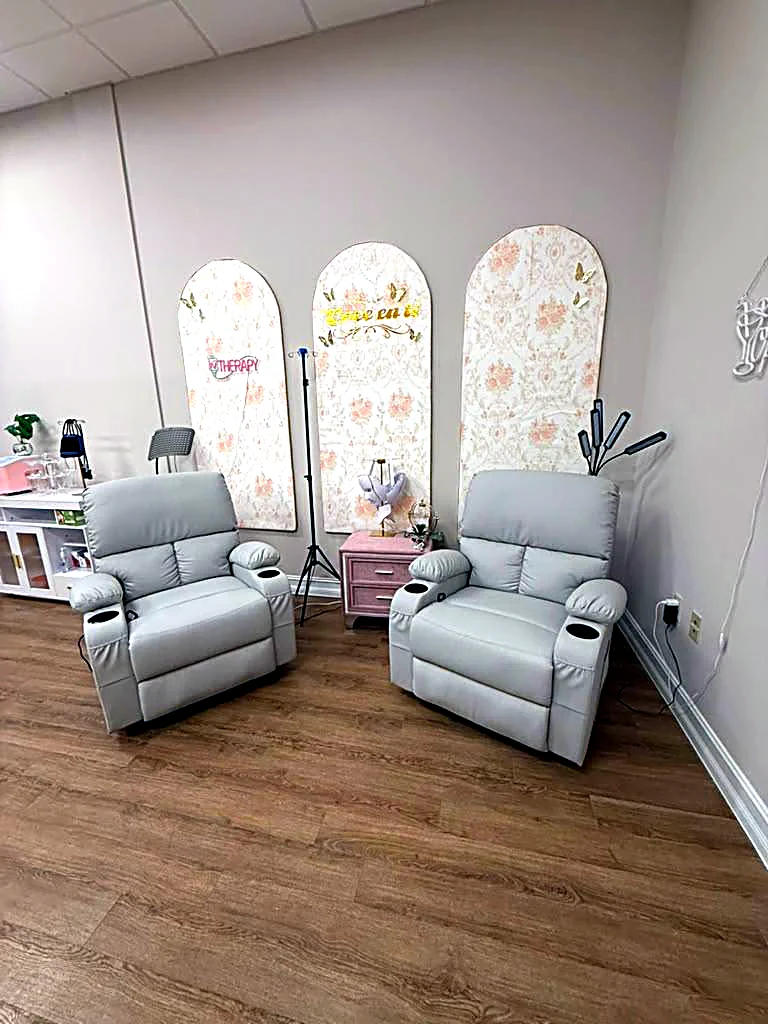 Sala de relajación con sillones de Deluxe Health